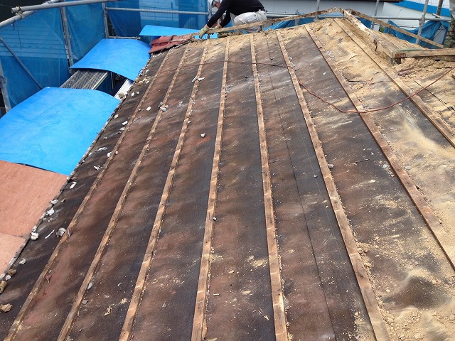 天白区で葺き替え工事に伴い既存屋根材を解体、下地がメンテナンスできる貴重な屋根工事です